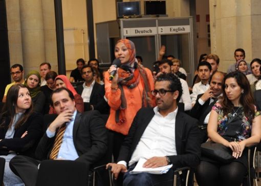 Students take advantage of the opportunity to engage the experts. Photo: DAFG e.V./Mohamed El Sauaf
